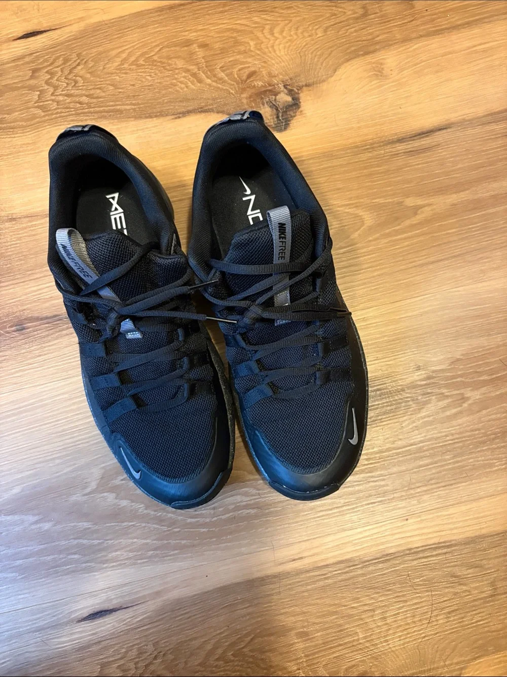 Nike Men’s Black Athletic Training Shoes with Subtle Silver Swoosh metcon 7